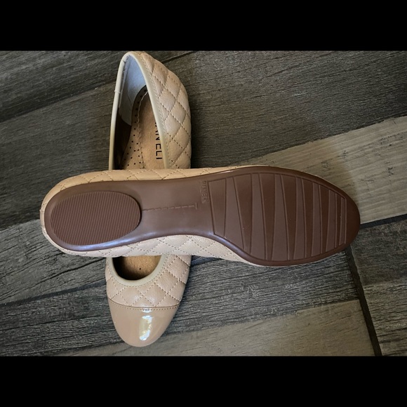 COPY - Vaneli tan/cream flats size 7N - Picture 2 of 4